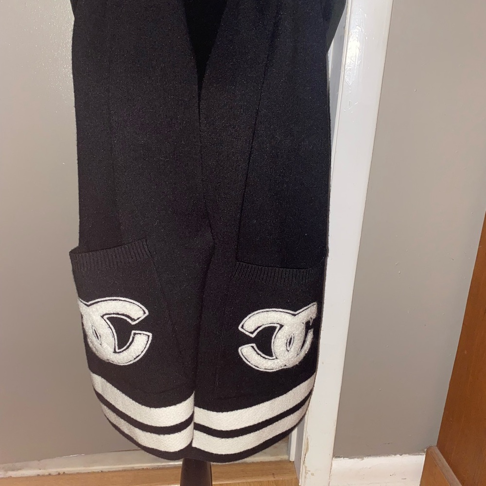 Chanel Black and White scarf with pockets